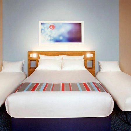 แทรเวลลอดจ์ เวดบริดจ์ Hotel ภายนอก รูปภาพ